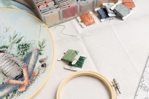 Atelier de broderie cu masa de lucru